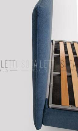 particolare  della testiera  spessore 8 cm. finutura dei bordi a pizzico