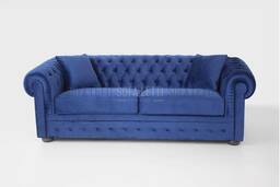 Divano con bottoni mod. Chester accessoriato con cuscini arredo